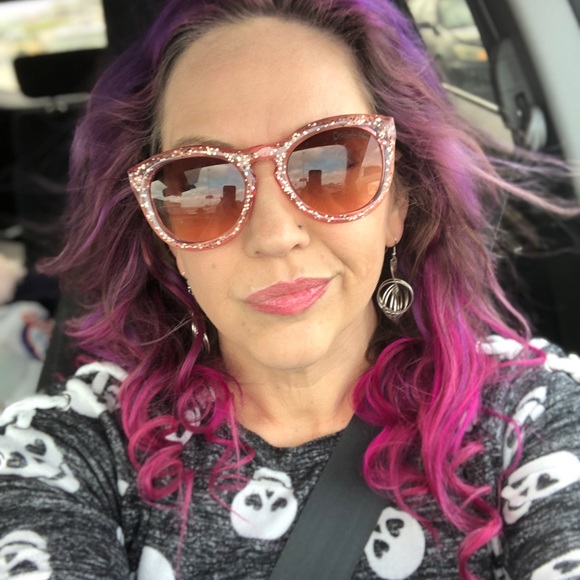 Meet your Posher, Traci - Picture 3 of 8